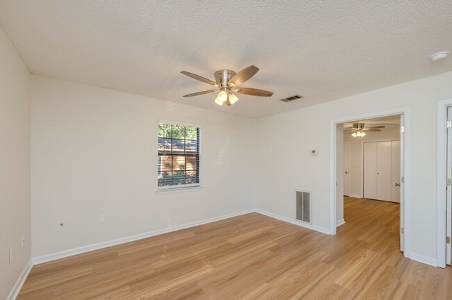 Building Photo - Cozy Duplex in the Heart of Niceville!