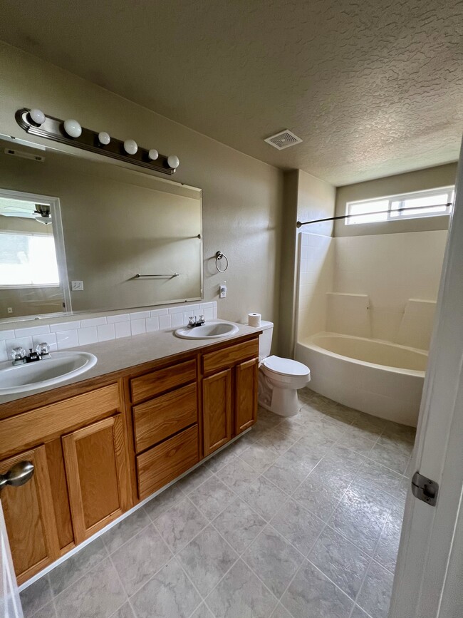 Building Photo - 561 W Palmer Dr