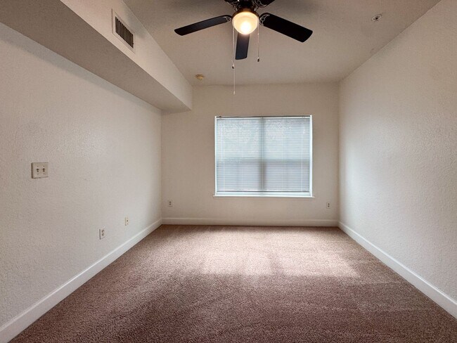 Building Photo - Perfectly priced 1/1 in heart of Downtown Orlando