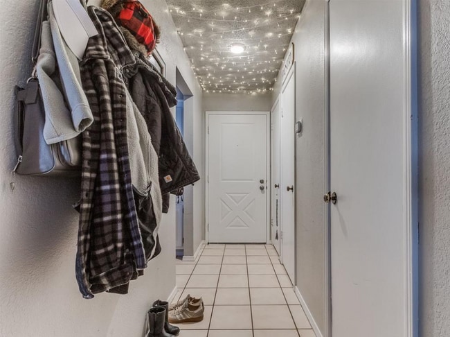 Building Photo - 6916 Woodlake Dr