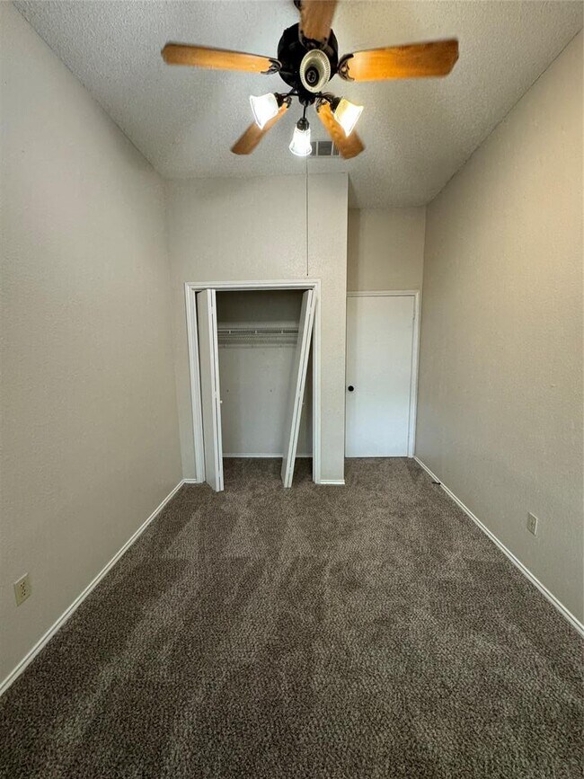 Building Photo - 2111 Castle View Dr
