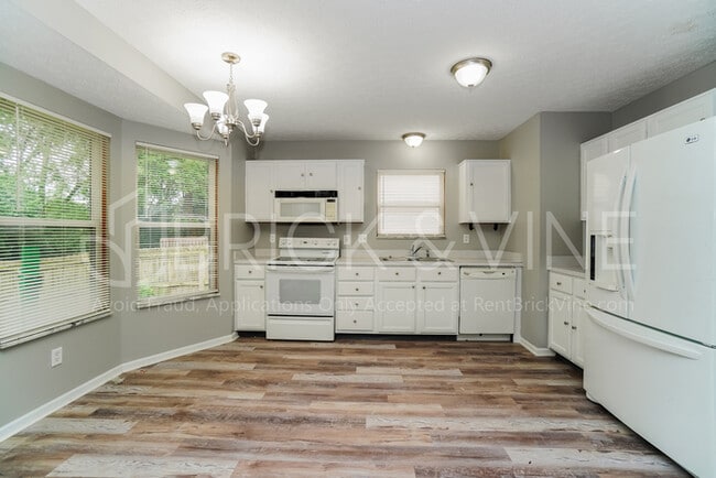 Building Photo - Home in Waltham Place w/ fenced yard & garage