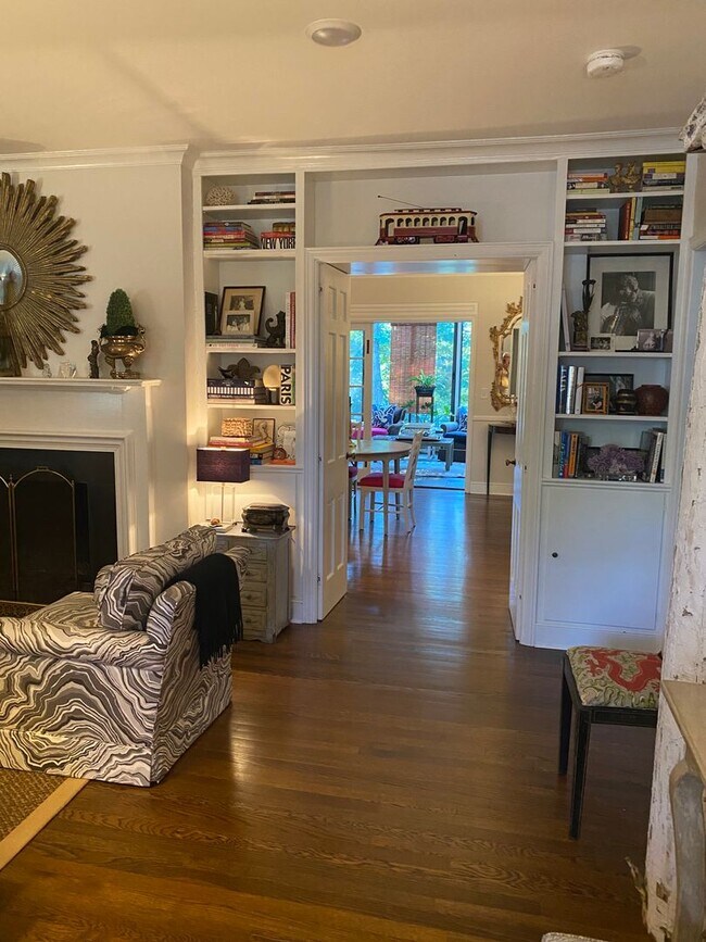 Building Photo - Old Luxury in Irving Park