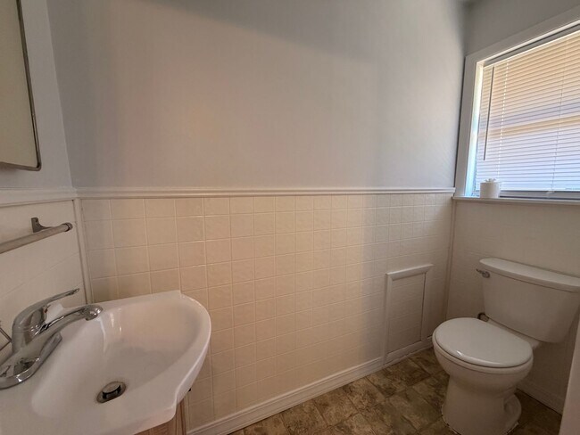 Building Photo - This conveniently located Russellville home