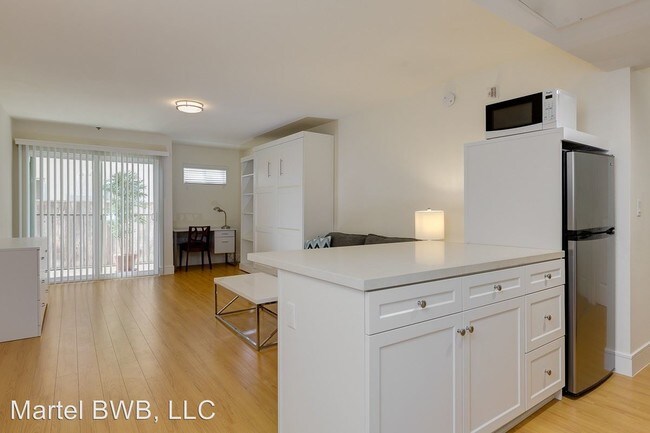 Building Photo - 910 N Martel Ave
