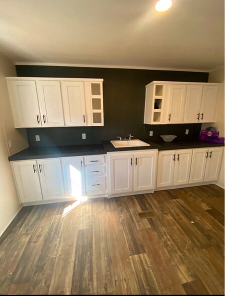 Building Photo - 325 Robin Ln