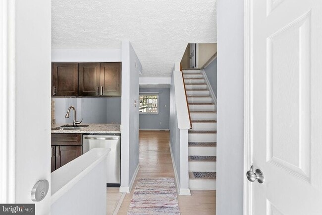 Building Photo - 8094 Grandview Ct