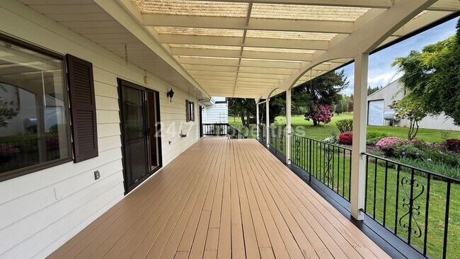 Building Photo - Sprawling 5 BD | 3 BA with Basement - Gresham