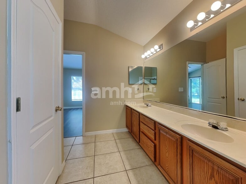 Building Photo - 1075 Princeton Dr