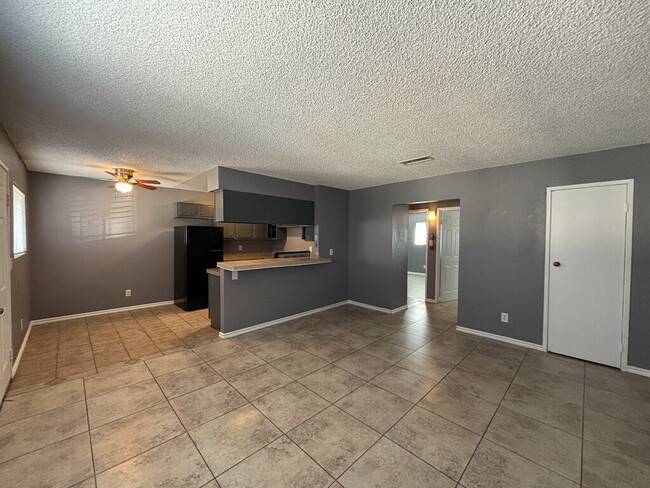 Building Photo - Charming 2-bedroom, 1-bath upstairs unit located in the Huntridge/Downtown Las Vegas area!