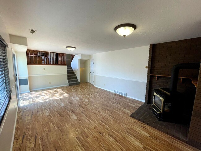 Building Photo - Great 4 Bed/3 Bath home in Layton
