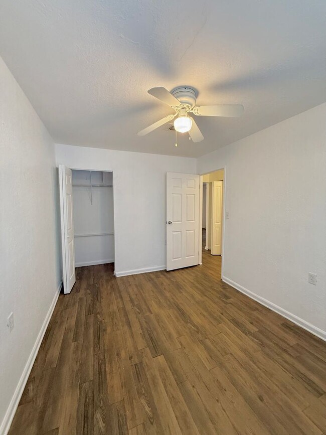 Building Photo - Now available! Charming 2 bed / 1 bath condo in a prime Tallahassee location.