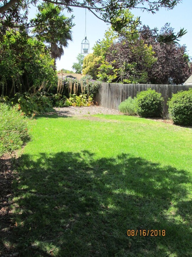 Building Photo - *DEPOSIT PENDING* Charming 2 Bedroom, 1 Bathroom with loft near Downtown.