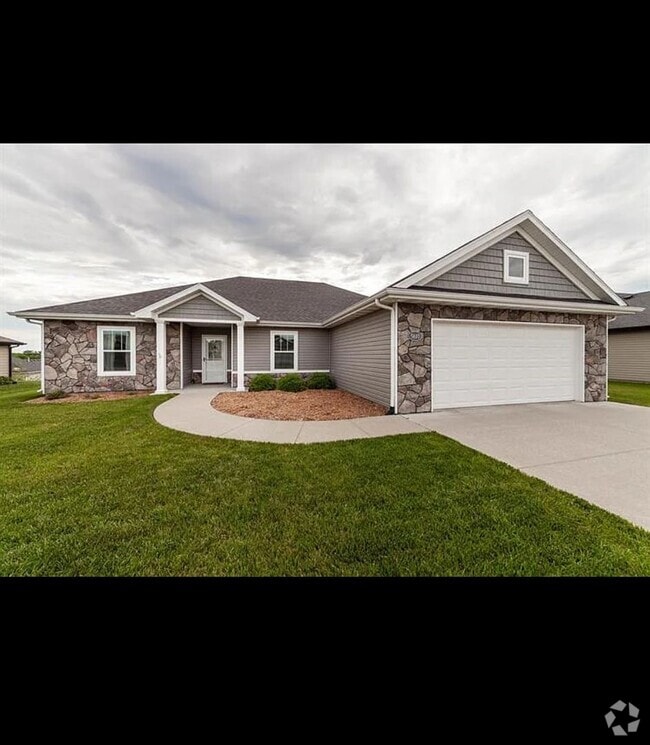 Building Photo - 4 bedroom 2 bath.