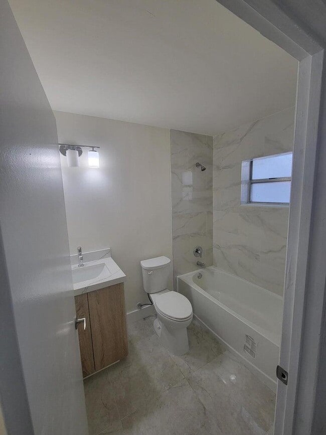 Building Photo - 886 Crystal Lake Dr