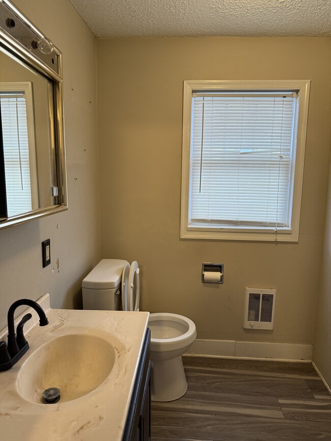 Building Photo - 914 W King St