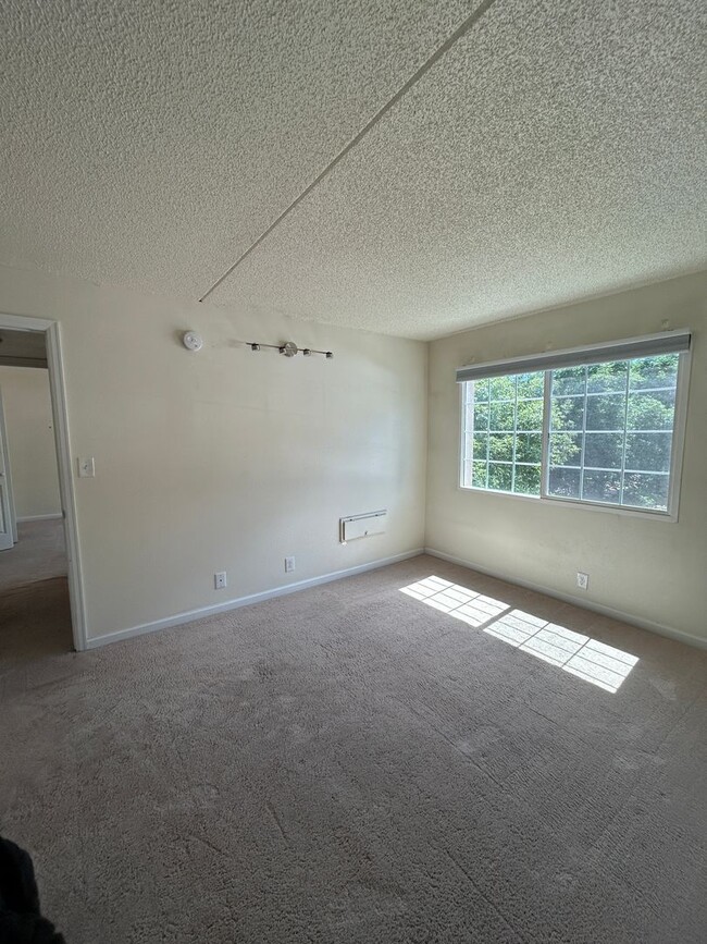 Building Photo - 2 Bedroom Corner Condo Available at Spanis...