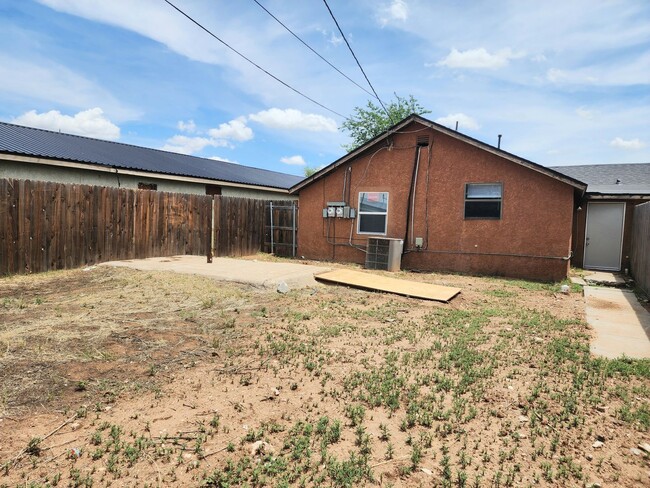Building Photo - 905/907 N Ave K - duplex