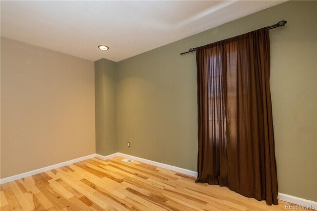 Building Photo - Beautiful Two Bedroom Two Bath Townhome in Indian Creek