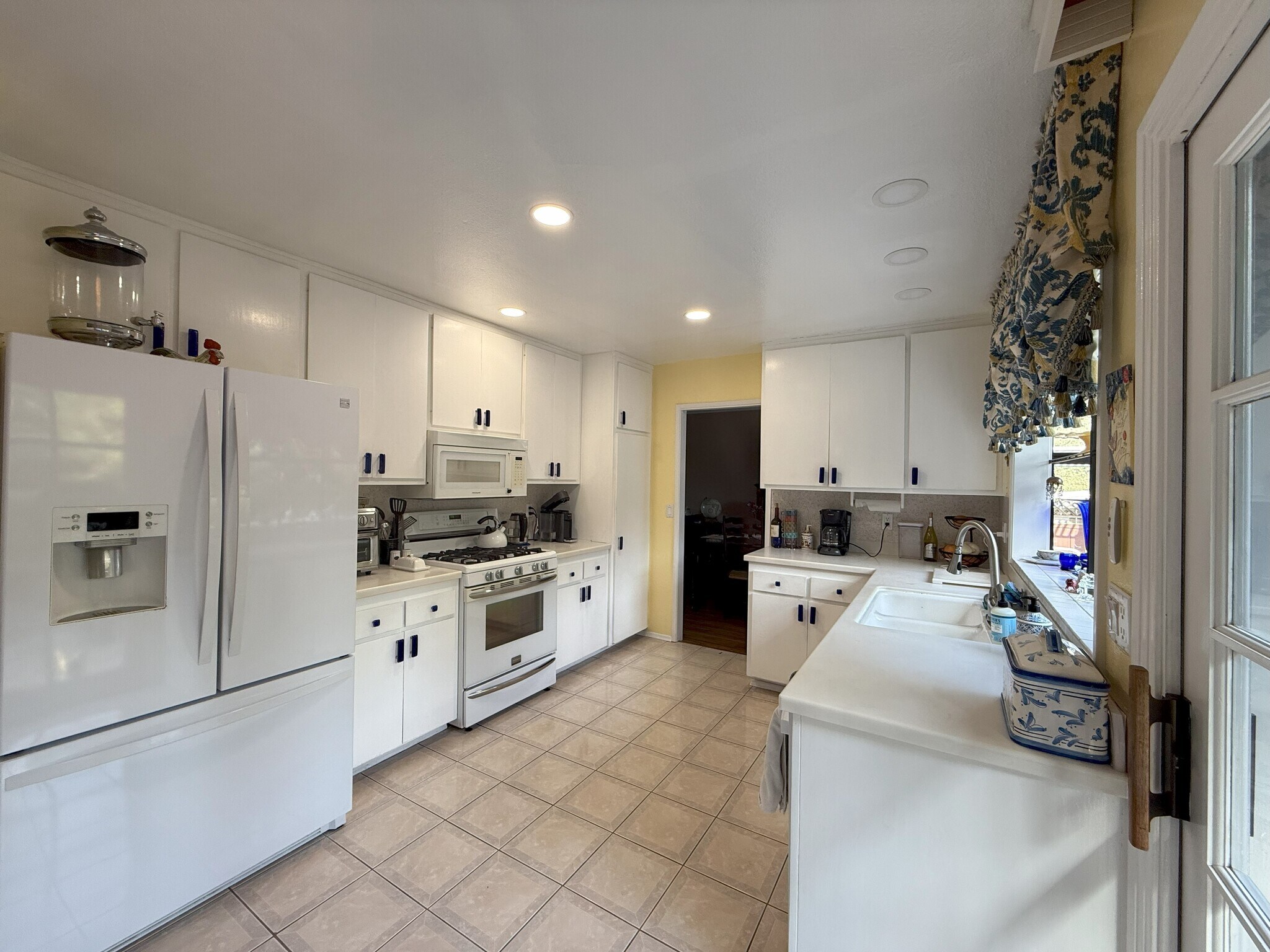 Fully Stocked Kitchen - 4495 Caminito Cuarzo