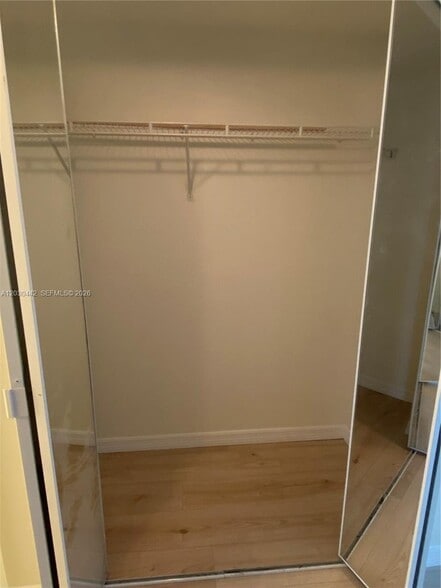 Building Photo - 300 Crestwood Ct N