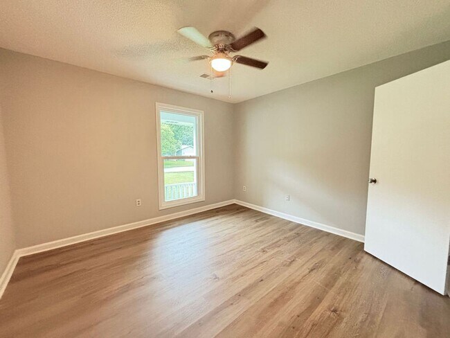 Building Photo - Available August 18th. REMODELED 3 BR/2 BA...