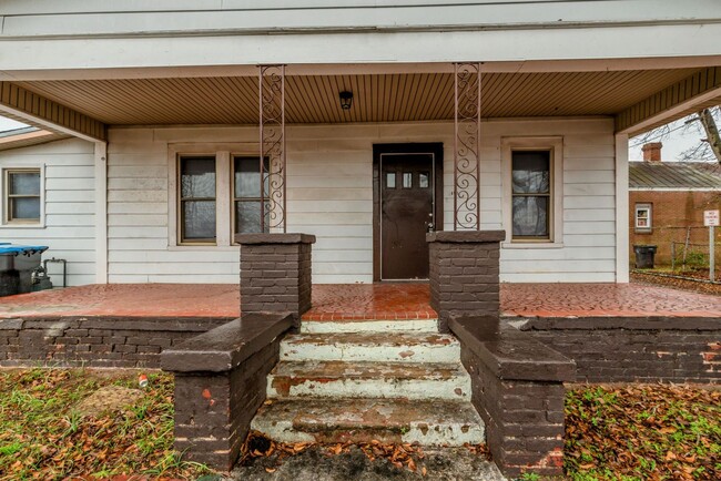Building Photo - PRICE REDUCED- $995 - Cute 3 Bed/2 Bath Si...