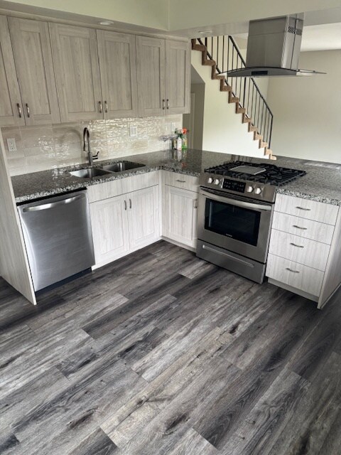 Building Photo - 2404 Curtis Ave