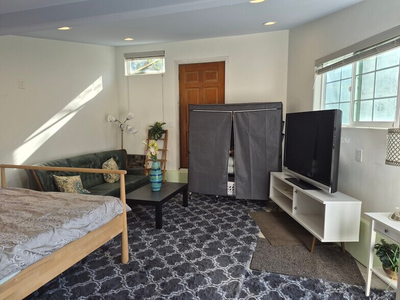 Building Photo - 2141 Torrey Pines Rd