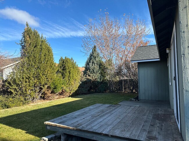 Building Photo - Ranch Style Home in NE Bend!  Fenced in backyard!