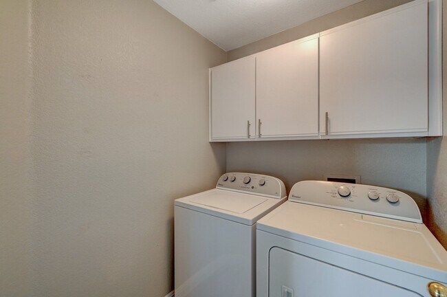 Building Photo - One-of-A-Kind 2 Story, 3 Bedroom with 3 Full Baths Home in the Heart of Summerlin!