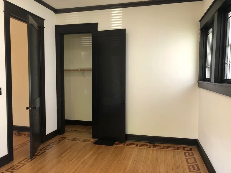 Building Photo - 629 N College Ave