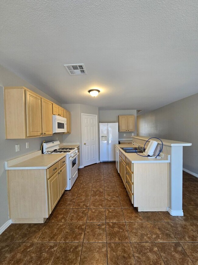 Building Photo - A Fabulous 4 Bedroom Home in N.Las Vegas 1 Bedroom Downstairs.