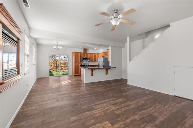 Building Photo - 2350 Finch Ln