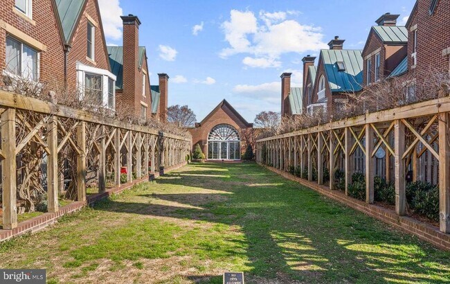 Building Photo - 115 S Lee St