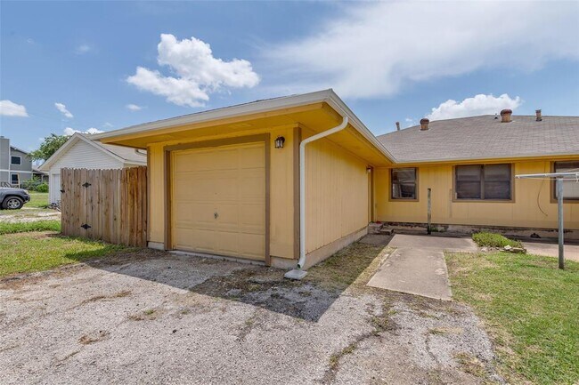 Building Photo - 9604 Night Star Dr