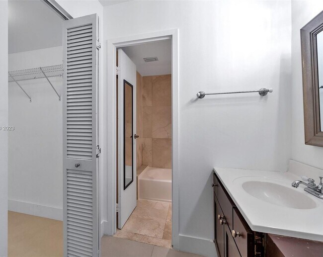 Building Photo - 2333 Brickell Ave