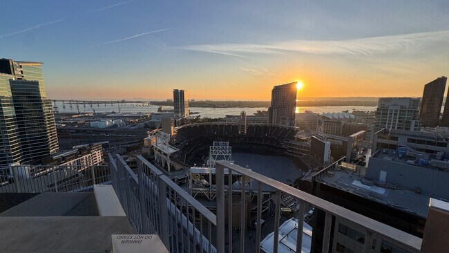 Building Photo - Urban Living with Iconic Views