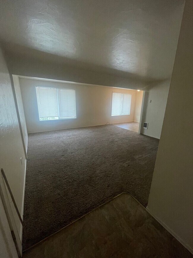 Building Photo - 45-55-65-75 'E' Street