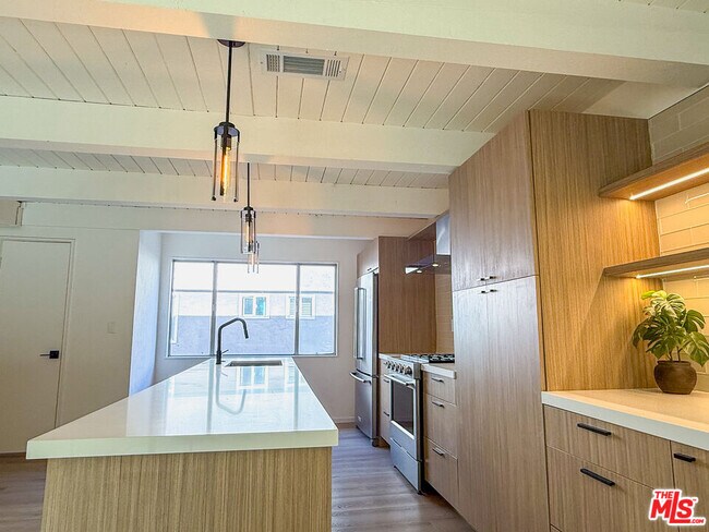 Building Photo - 6639 Green Valley Cir