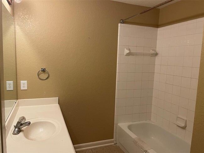 Building Photo - 2721 Hidden Landing Dr