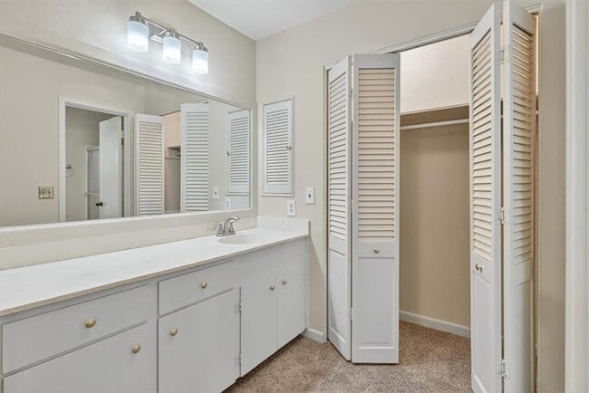 Building Photo - 145 Lake Shore Dr