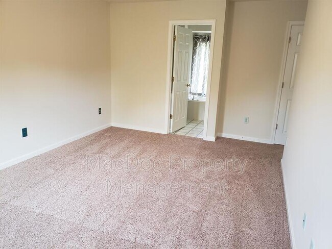Building Photo - 7620 Regency Glen Dr