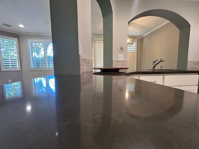 Building Photo - Beautiful 2 Bed, 2 Bath Single Story Condo...