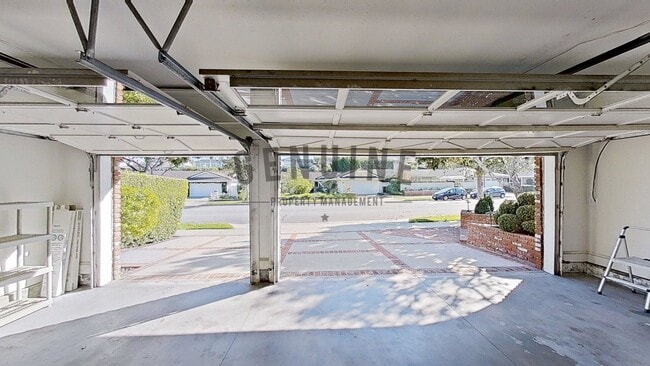 Building Photo - Beautiful Two-Level 5Bd 3.5Ba Home in Newport Beach