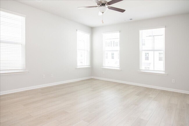 Building Photo - Newly Constructed 4bd/3.5ba Minutes From A...