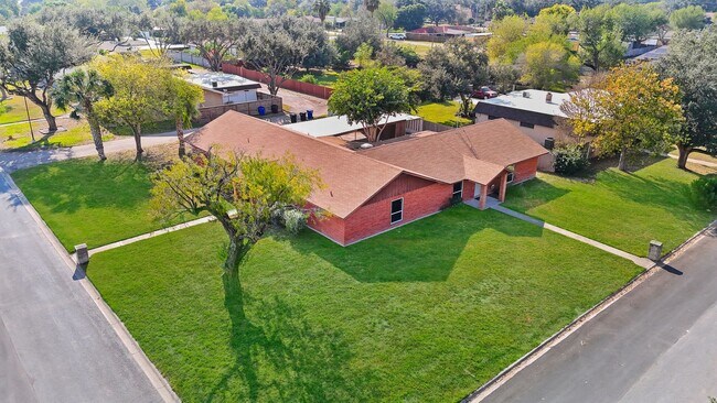 Building Photo - Chic, Bright, and Inviting - Welcome to Lark!