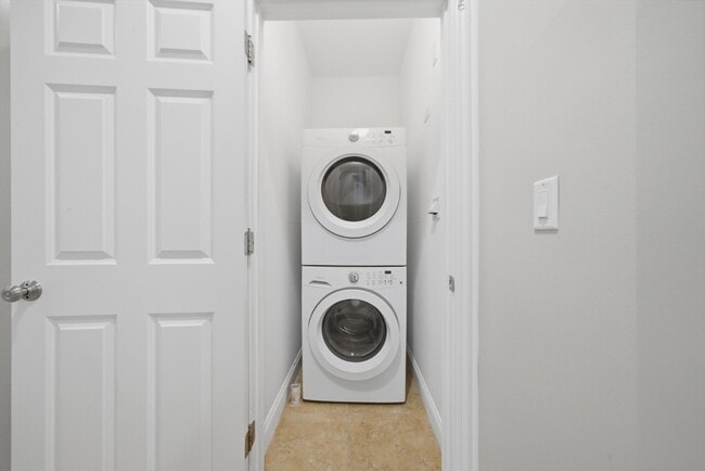 Building Photo - 4742 N Sawyer Ave