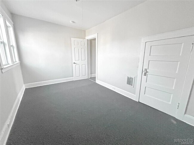Building Photo - 527 24th St