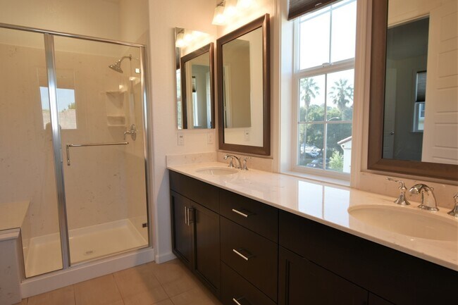 Building Photo - Gorgeous Modern 4 Bedroom 3.5 Bath in Stel...